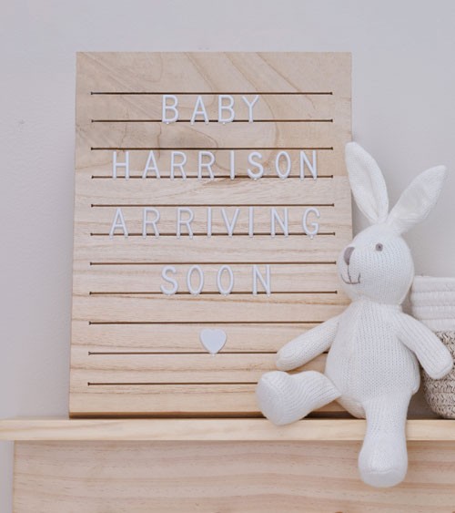 Letter Board aus Holz mit weißen Buchstaben