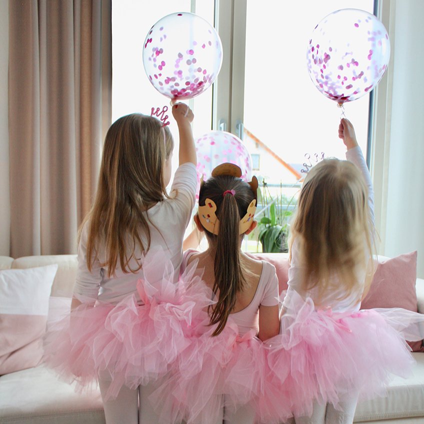 Die drei kleinen Ballerinnen im rosafarbenen Tutu feiern mit pinken Konfettiballons einen tollen Ballerina-Geburtstag. Foto: Fräulein Kuchenzauber