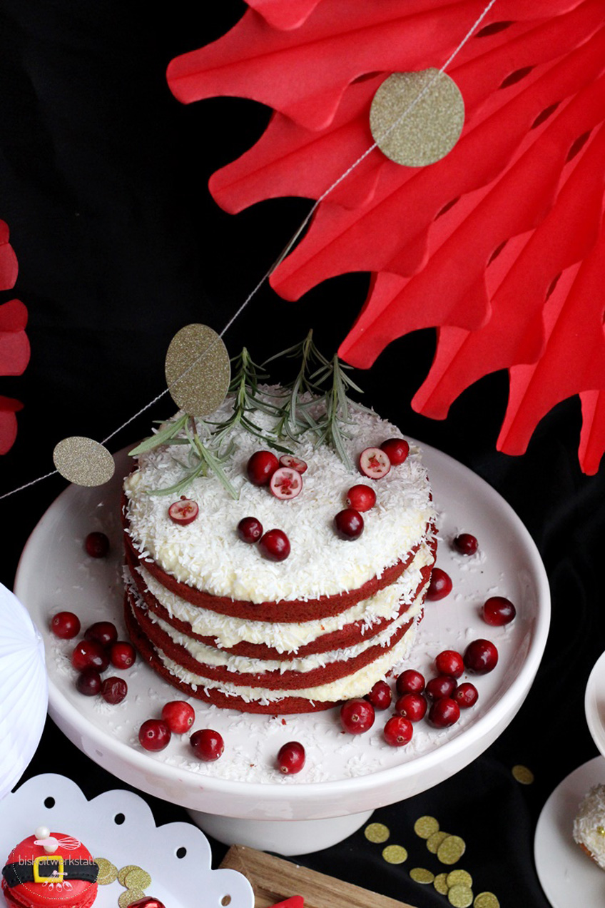 Der rote Papierfächer setzt den Nikolaus Sweet Table perfekt in Szene