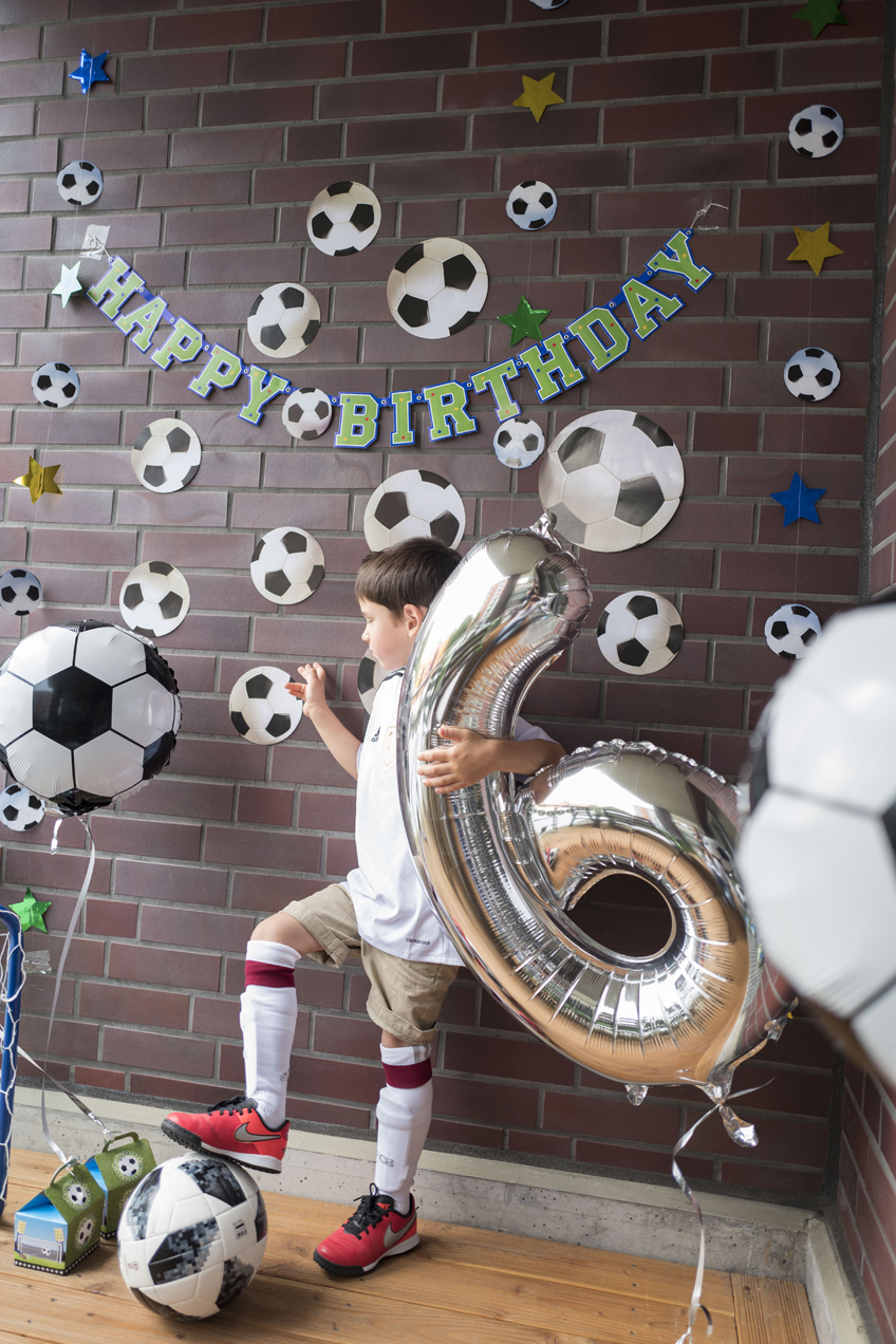 Mit Folienballon, Fußball, toller Deko und Tor ist der kleine Champion zum sechsten Geburtstag gut ausgerüstet © juliaweisshome