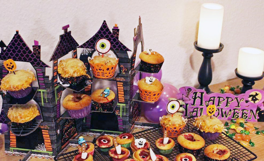 Herzhafter Halloween-Sweet Table mit schaurigen Kürbis-Muffins für kleine und große Spukgespenster