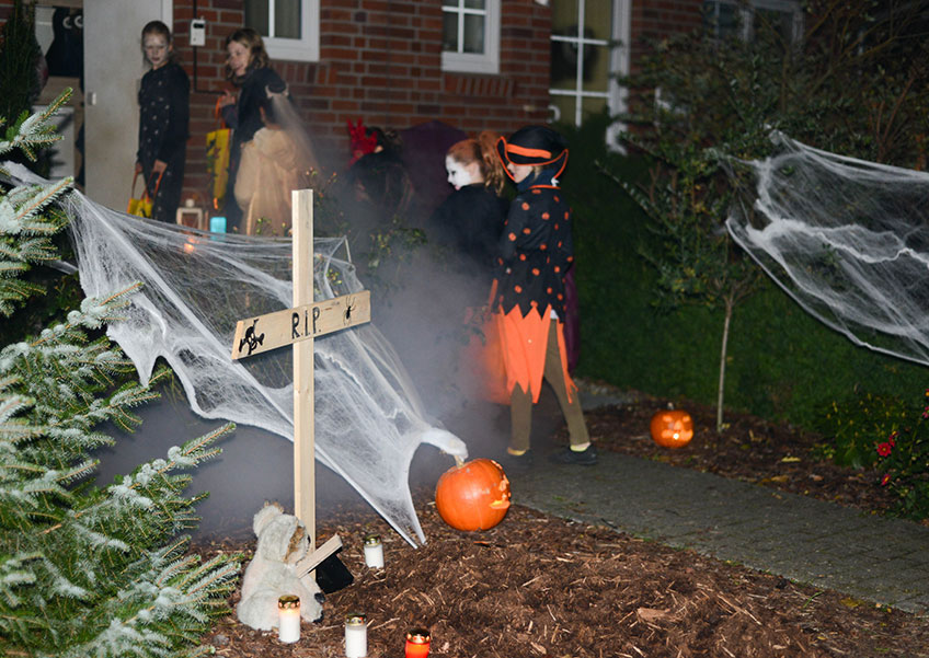 Zu Halloween ein paar Kreuze in den Garten, etwas Spinnweben, schon steht der Friedhofsgarten