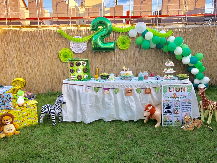 Dekorier den Safari Sweet Table mit Deko in frischen Farben (c) lionsworld