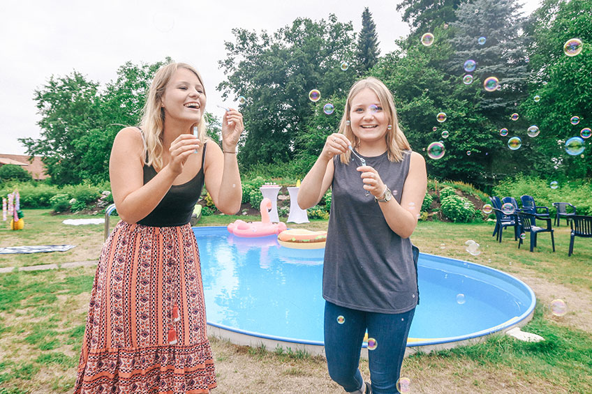 Begrüß deine Freunde zur Poolparty mit Seifenblasen (c) ich_bins_isi