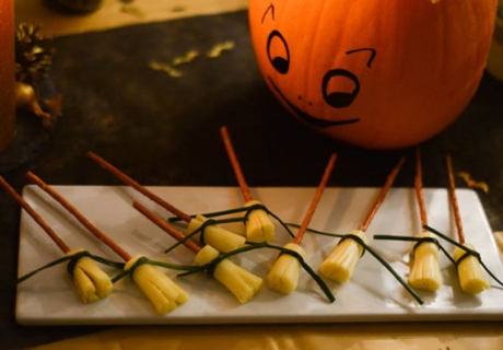 Geniale Rezeptidee zu Halloween - Hexenbesen-Käsesticks