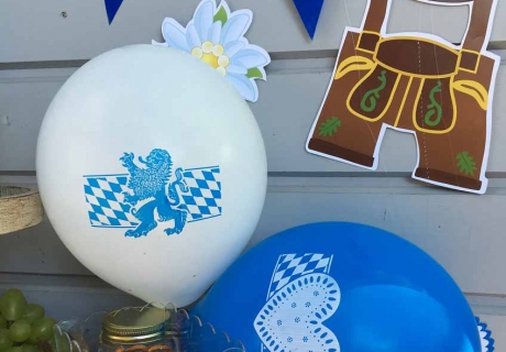 Oktoberfestparty zu Hause - mit dieser Deko in Blau und Weiß funktionierts